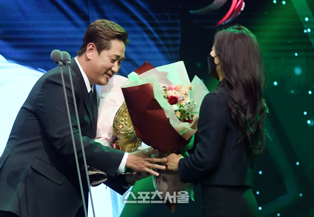 [포토]아내의 축하를 받는 이대호