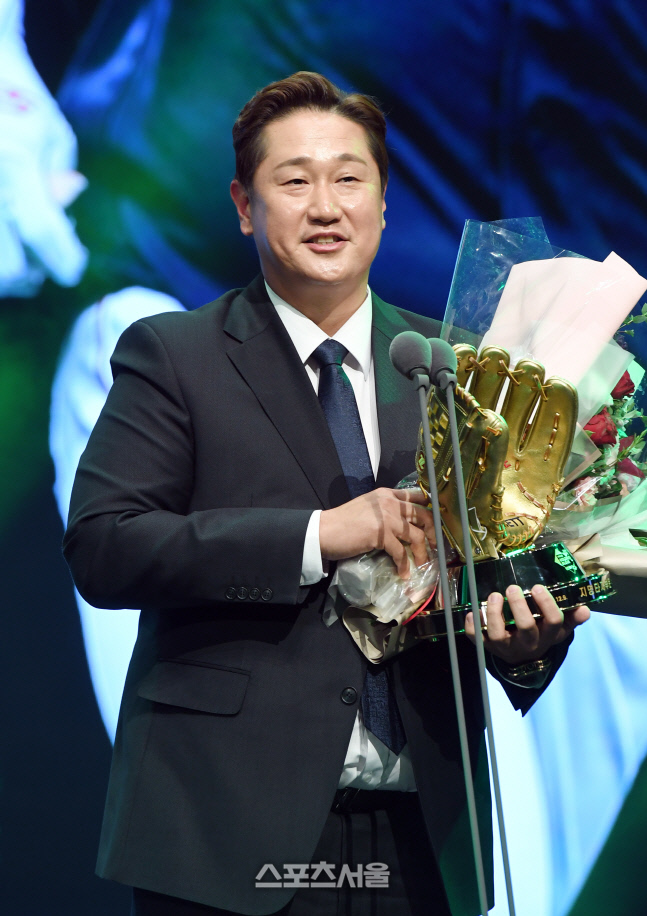[포토]롯데 이대호, 은퇴 시즌에 골든글러브를..