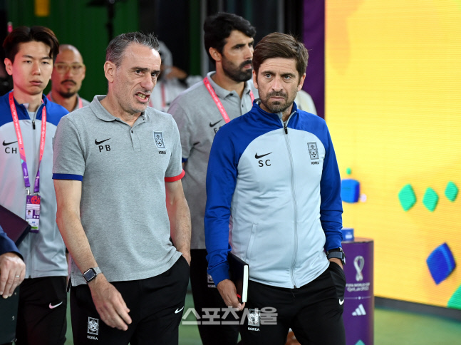 [포토] 그라운드 입장하는 벤투 감독