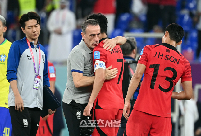 [포토] 손흥민과 포옹하는 벤투 감독