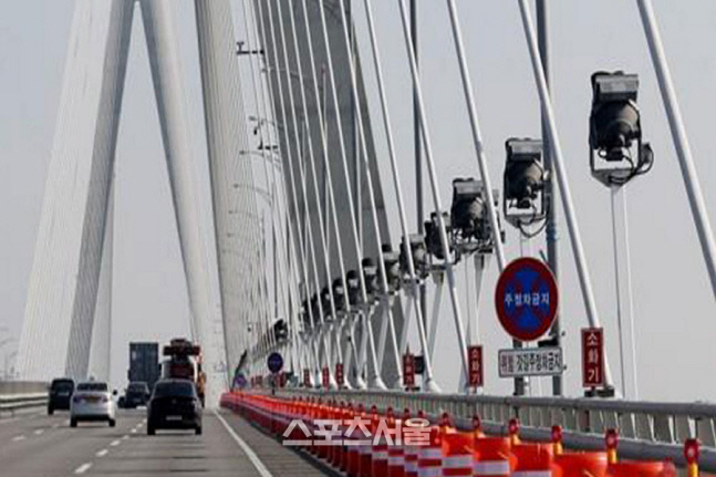 [포토 인천] '인천대교'서 바다로 떨어진 30대 중상…"운영사, 드럼통 설치 실용성 지적"