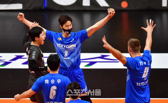 '기분좋다!' 1세트 서브에이스 박철우[포토]