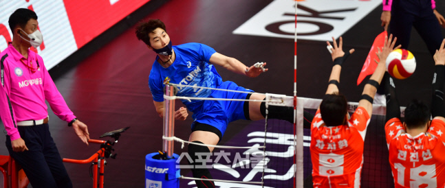 '블로킹을 뚫어라!' 한전 박철우[포토]