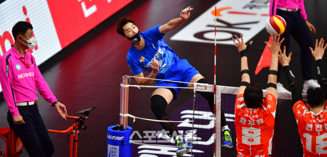 '블로킹을 뚫어라!' 한전 박철우[포토]