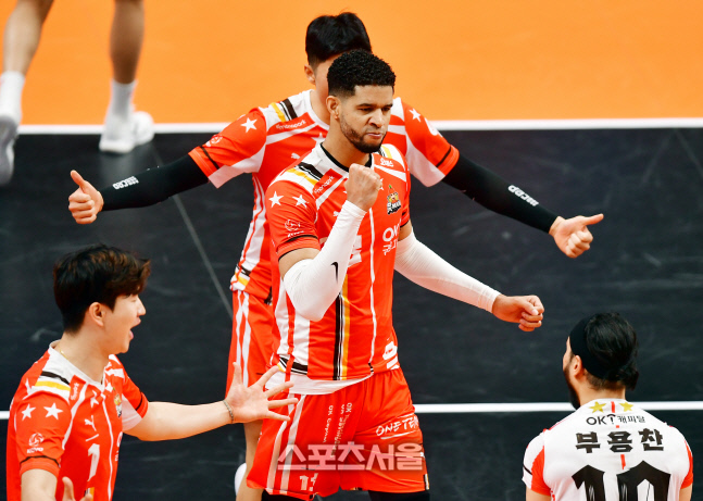 대단한 레오 '1세트에 트리플크라운 달성'[포토]