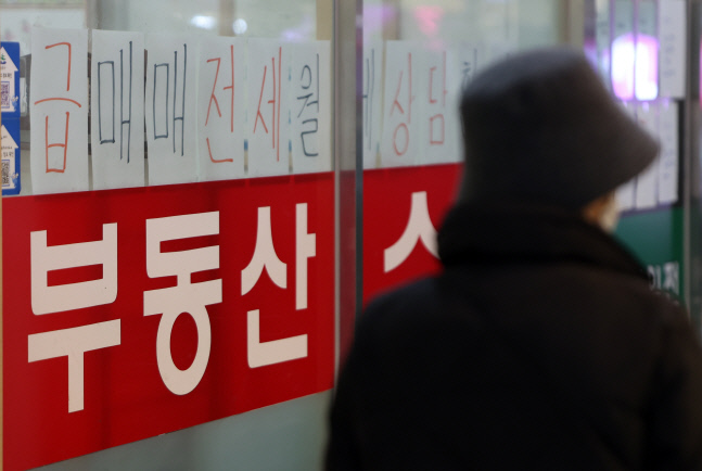 아파트 매매·전셋값 역대 최대 하락 지속<YONHAP NO-3595>