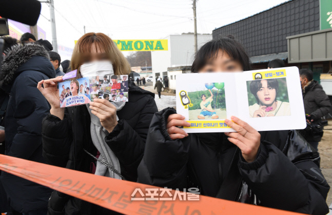 [포토]BTS 진을 기다리는 팬들