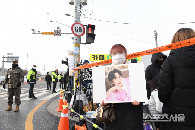 [포토]BTS 진 입대, 그냥 있을 순 없어서...