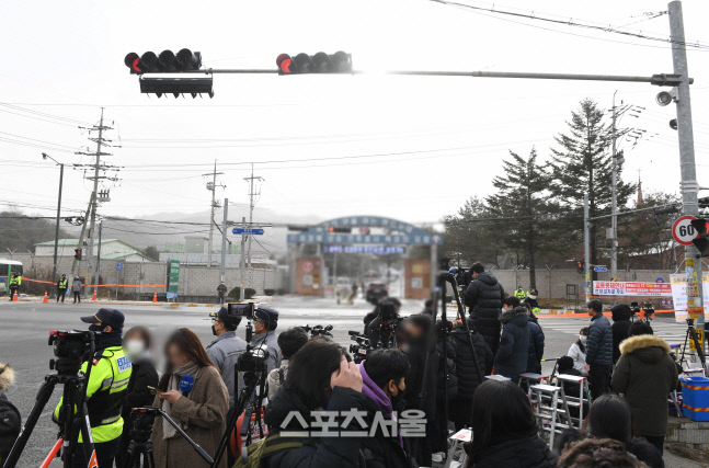 [포토]BTS 진의 입대를 기다리는 취재진