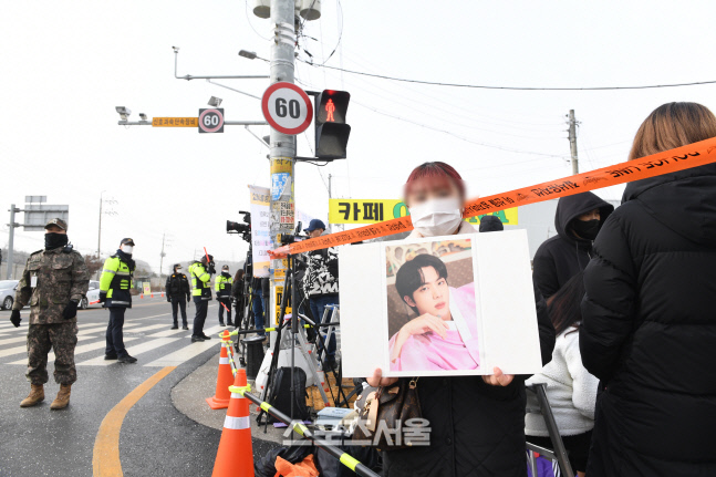 [포토]BTS 진 입대, 그냥 있을 순 없어서...