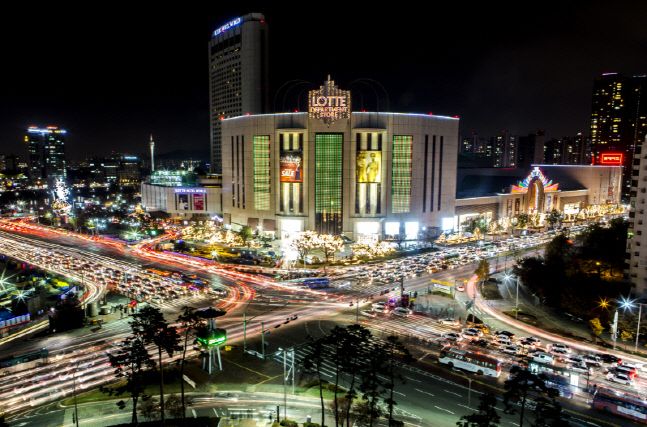 롯데百 잠실점, 신세계 강남점 이어 연매출 2조원 돌파