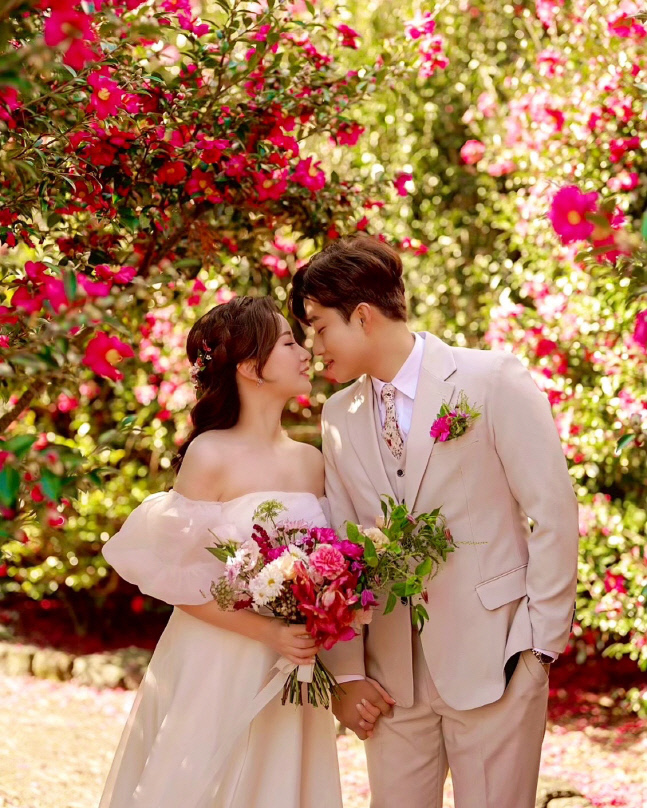 롯데 투수 김강현, 3년 열애 끝 17일 화촉