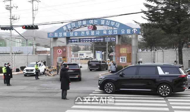 [포토]입대하는 BTS 진과 멤버들의 차량들