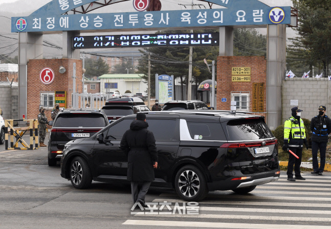 [포토]BTS 진 입대, 멤버들까지 차량으로 우르르