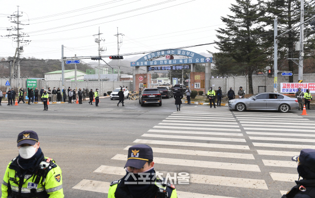 [포토]입대하는 BTS 진, 멤버들과 함께 차량 나눠 타고...