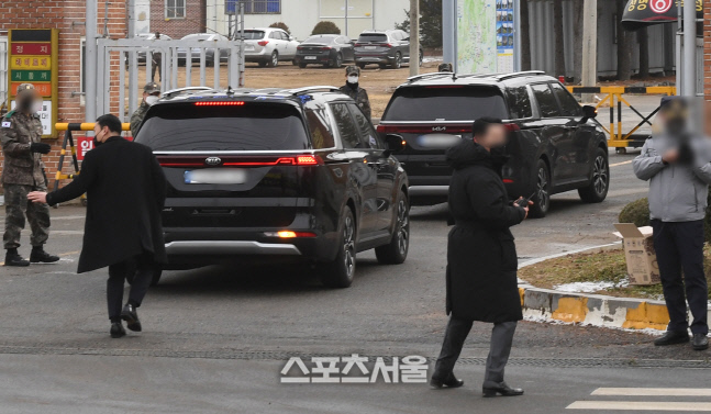 [포토]BTS 진 입대, 여러 대 차량으로 멤버들 총 출동