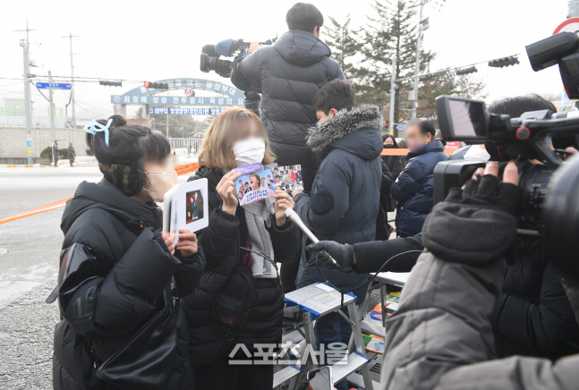 [포토]BTS 진의 입대에 신병교육대를 찾은 팬들