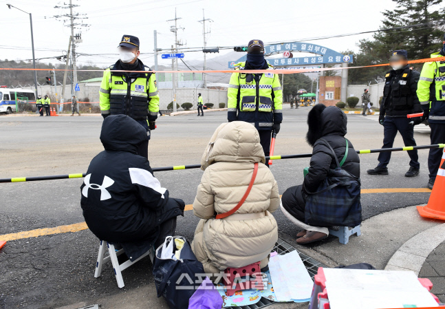 [포토]BTS 진 입대, 추운 날씨에도...