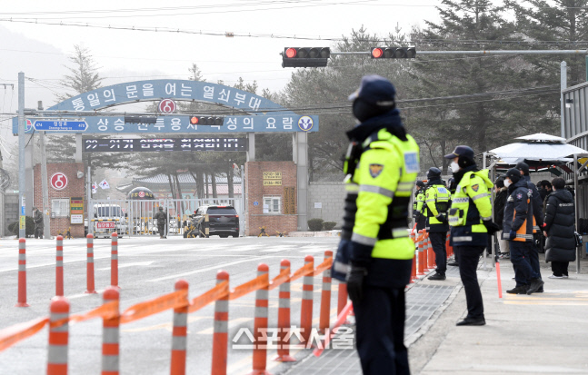 [포토]BTS 진의 입대, 차분하게!