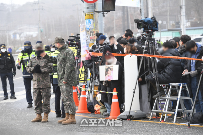 [포토]BTS 진 입대, 팬과 취재진의 기다림 속에...