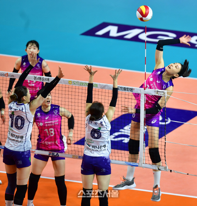 '고공강타' 터트리는 김연경[포토]