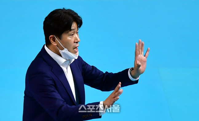 '오늘은 달라!' 김종민 감독[포토]