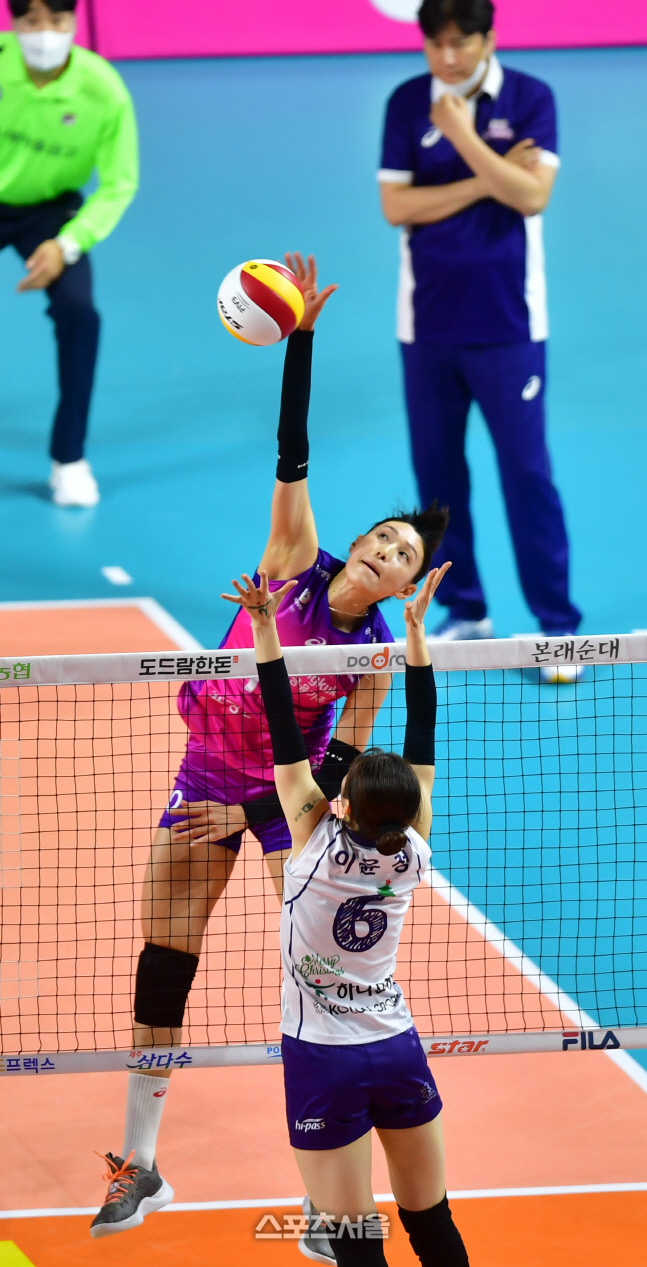 이윤정 블로킹 압도하는 김연경[포토]