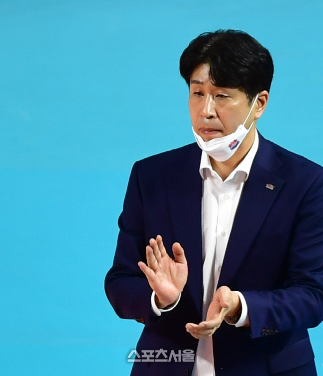 '오늘은 달라!' 김종민 감독[포토]