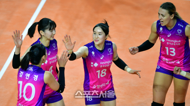 언니들과 하이파이브 김다솔[포토]