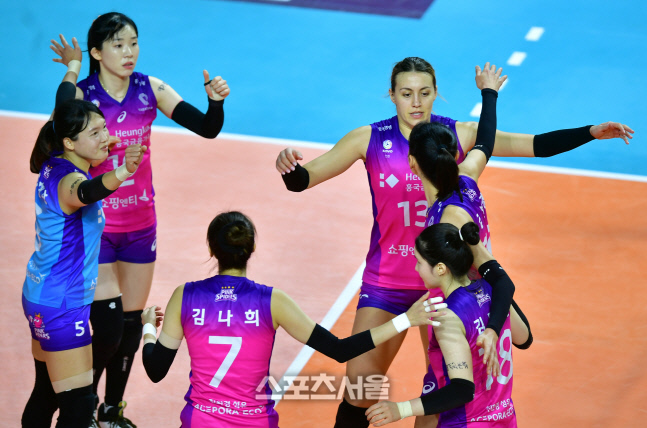 옐레나 포옹하는 김연경[포토]