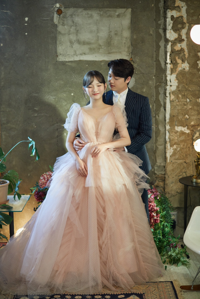 "아내가 옆에 있어 버텼다" 두산 박치국, 6년 열애 끝 결혼