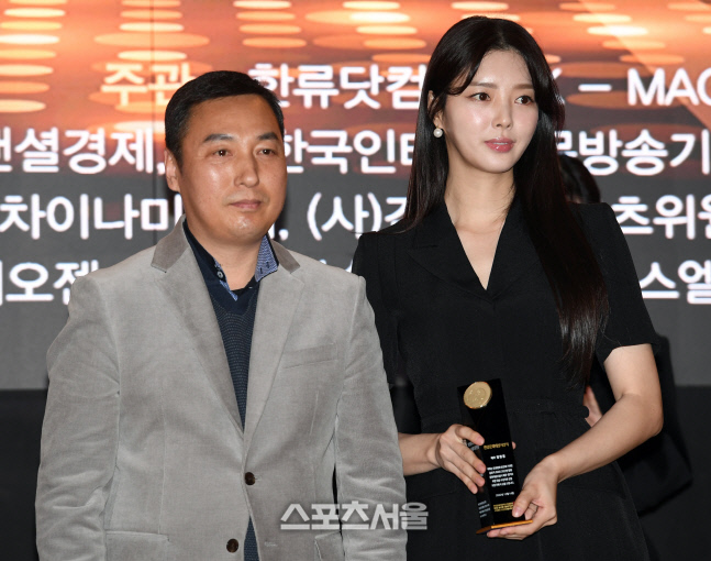 한류문화대상 배우부문 대상 엄현경, 이효진 조직위원장의 축하를 받네요 [포토]