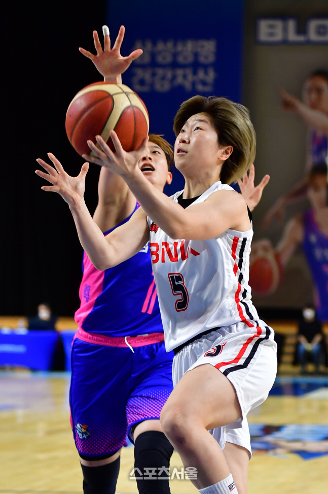 이주연 따돌리며 레이업슛 시도 BNK 안혜지[포토}