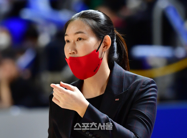 선수들 독려하는 박정은 감독[포토}