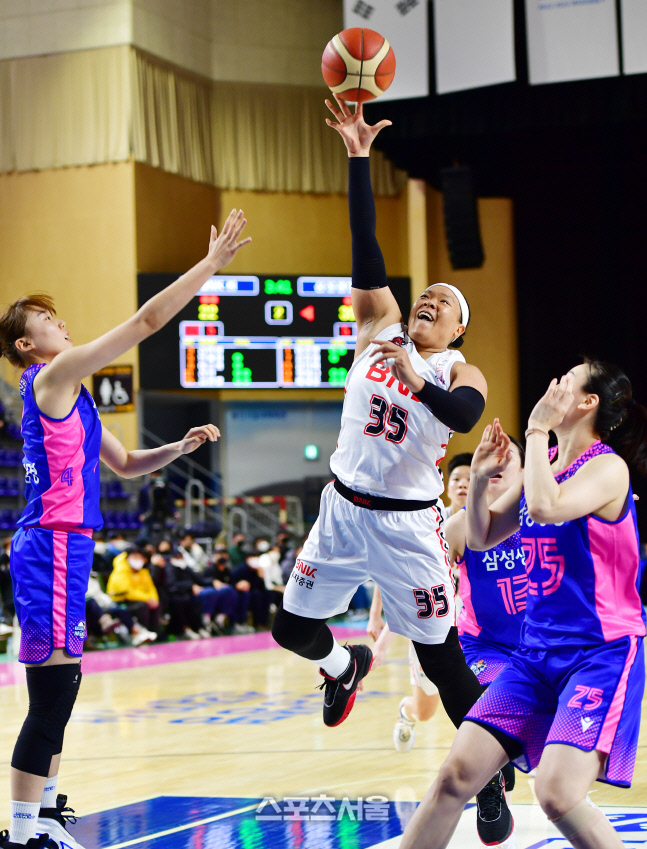 \'원핸드 슛 시도하는\' 김한별[포토}