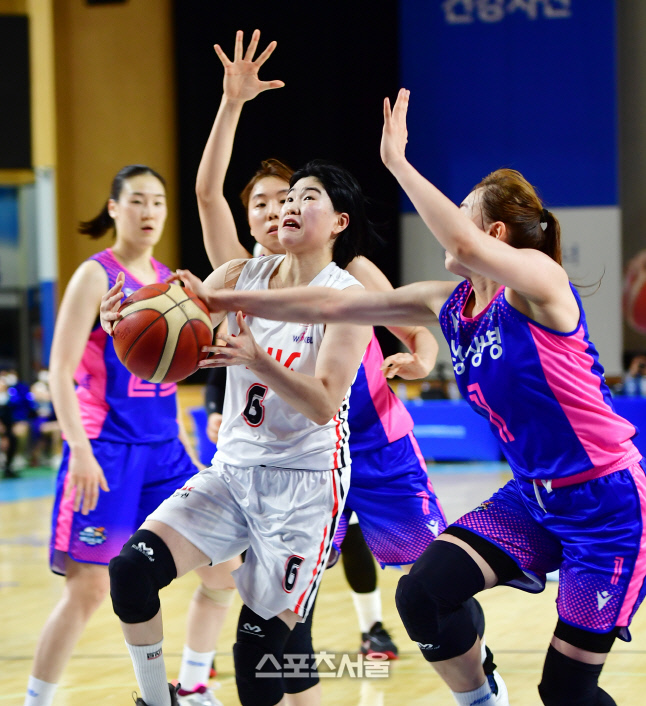 이소희 슈팅 저지하는 이주연[포토]