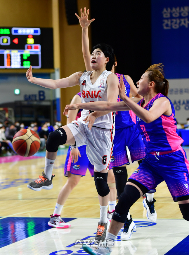 이소희 슈팅 저지하는 이주연[포토]