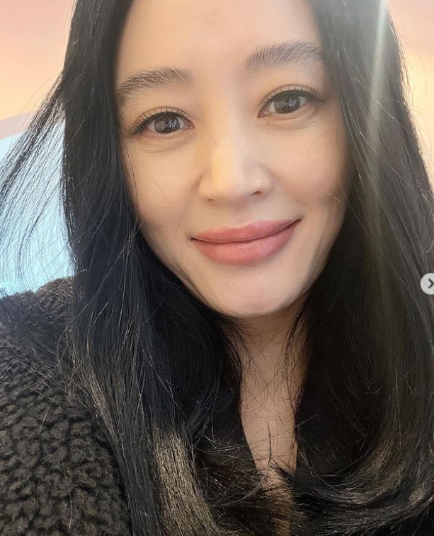 섹시에서 온화함까지...김혜수, 초근접 샷에도 '여배우 재질 그 자체'
