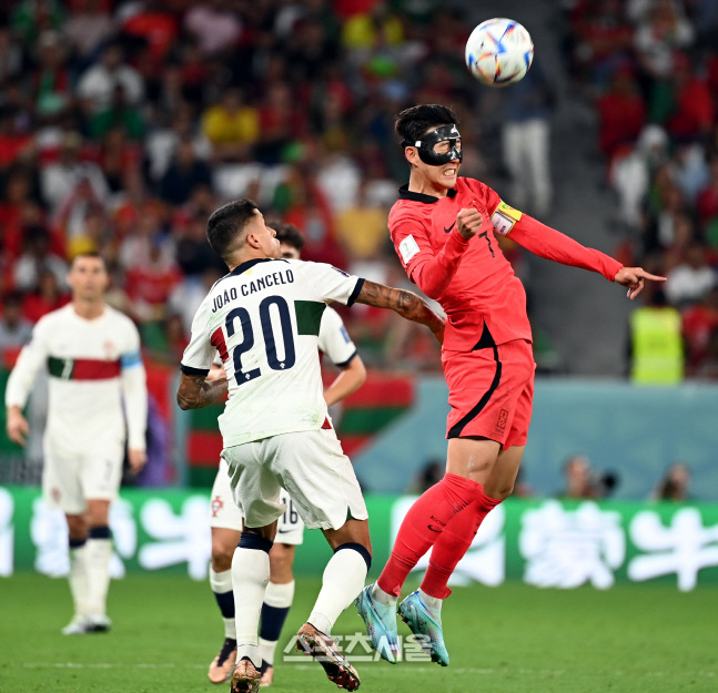 [포토] 헤더하는 손흥민