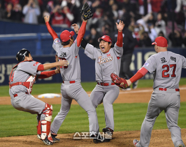[포토] SK 최정-김광현, 우리가 챔피언이야~