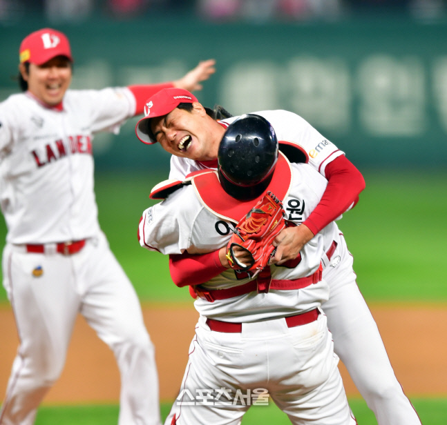 이재원과 환호하는 김광현[포토]