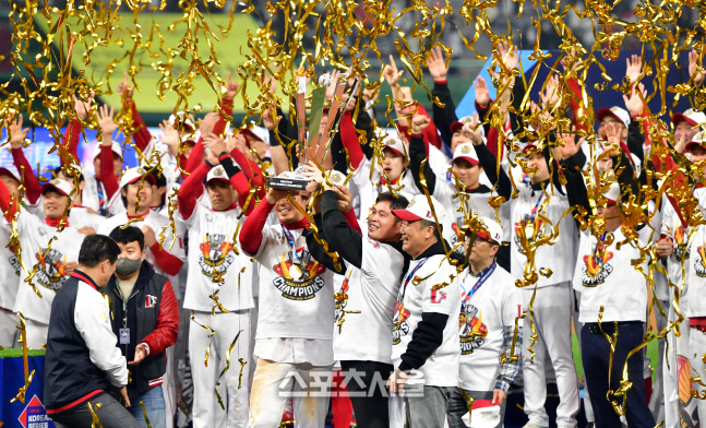 한국시리즈 우승 트로피 들고 환호하는 SSG 한유섬과...[포토]
