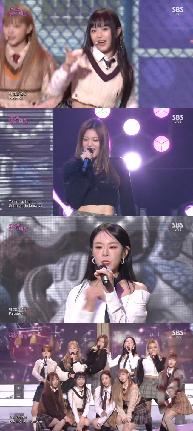 뉴진스·FC발라드림, 스쿨룩 입고 '어텐션' 컬래버레이션 무대[SBS 연예대상]