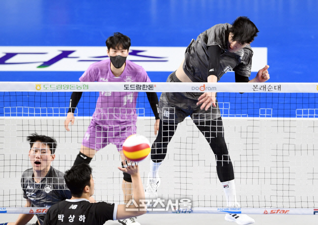 [포토]대한항공 정지석, 시간차로 완벽하게!