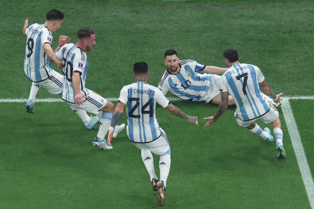 TOPSHOT-FBL-WC-2022-MATCH64-ARG-FRA