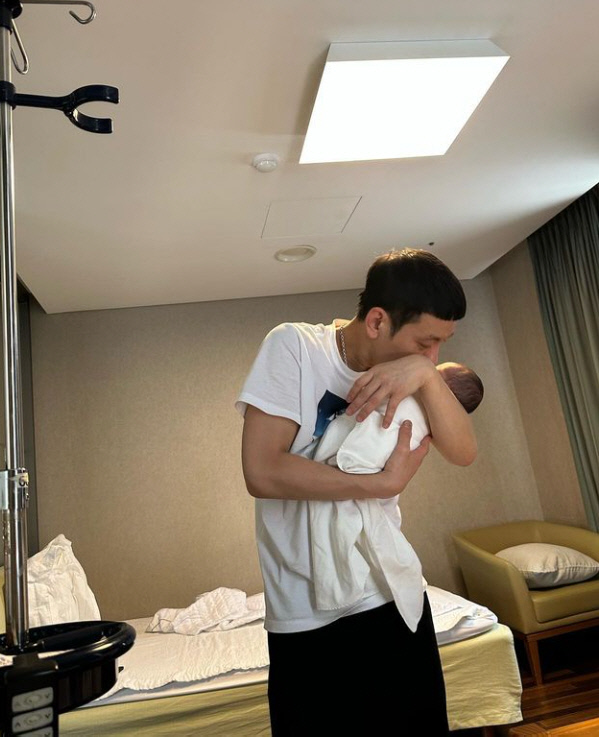 정성호, 다섯째 아들 품에 안고 스윗 뽀뽀..♥경맑음도 '감격'