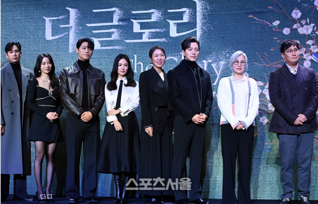 [포토] 포토타임 갖는 '더 글로리' 출연진-작가-감독