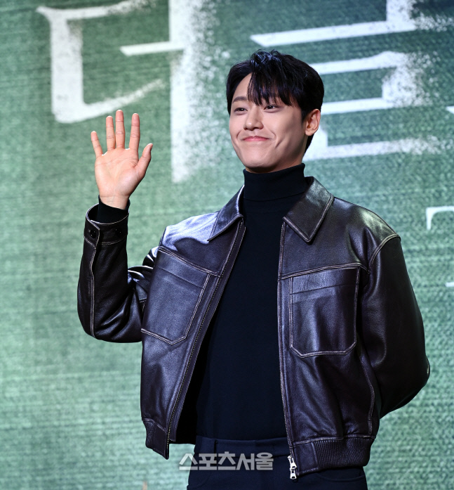 [포토] 이도현 '반가운 손인사'