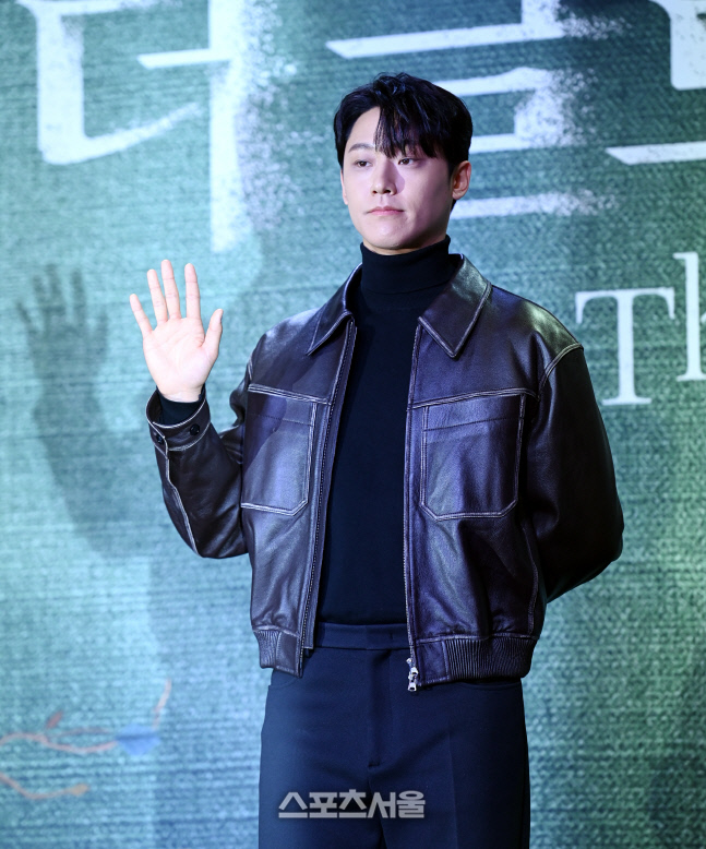 [포토] 이도현 '시크한 손인사'