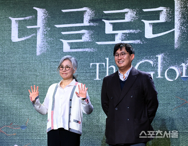 [포토] 포토타임 갖는 \'더 글로리\' 김은숙 작가-안길호 감독